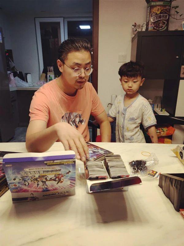 一元奥特曼卡包必出蓝gp技巧，一元包怎么抽蓝GP（老子跟儿子一起组团氪金可还行）