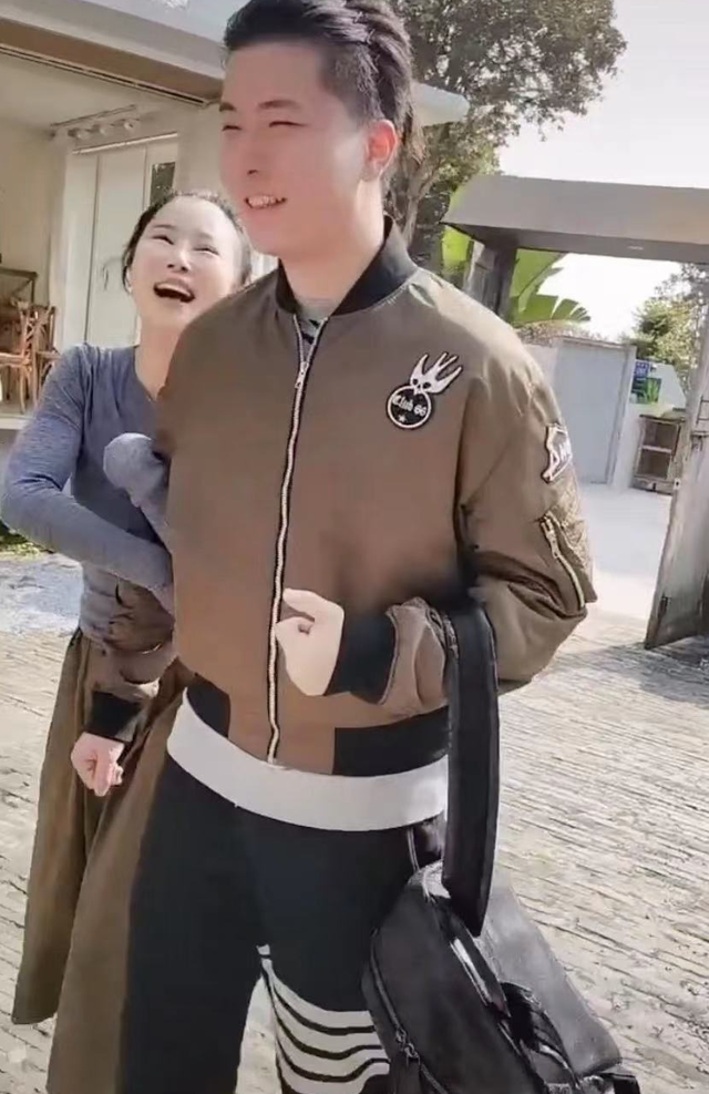付笛生一家罕同框！儿子高大俊朗赶超爸爸，任静紧搂儿子白到发光