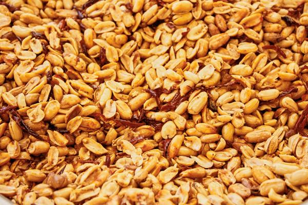 花生米的功效与作用及副作用，花生的功效与作用禁忌（吃花生，究竟对血管好还是不好）