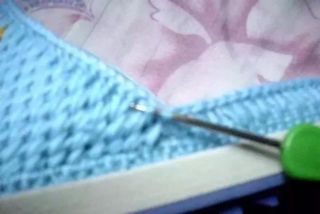 怎么钩毛线拖鞋，学钩毛线拖鞋视频教程（钩针编织的蝴蝶图案的棉拖鞋）