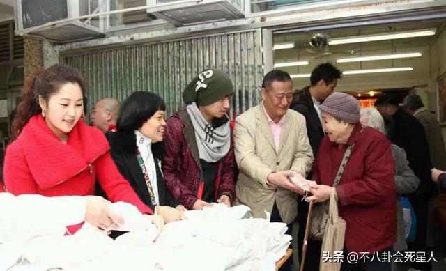 赌神龙五，儿子留长发化浓妆太夸张（赌神龙五扮演者图片）