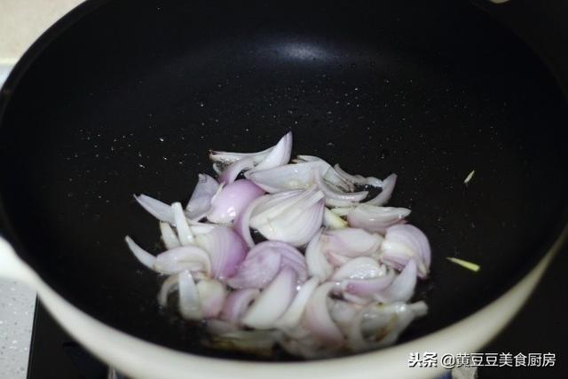 虾仁爆炒木耳做法，虾仁爆炒木耳做法视频（黑木耳炒虾仁）