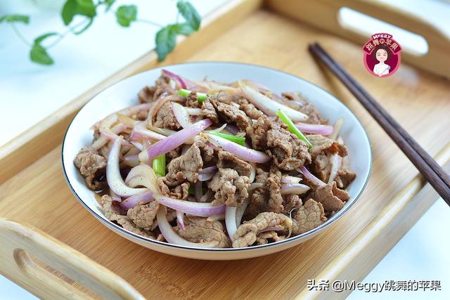 1,原料准备:洋葱2个,猪瘦肉,100克,植物油2汤匙,食盐1/2茶匙,蚝油1