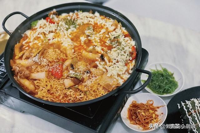 辣白菜火锅的做法窍门，辣白菜火锅的做法大全窍门（在家吃个韩式部队火锅）