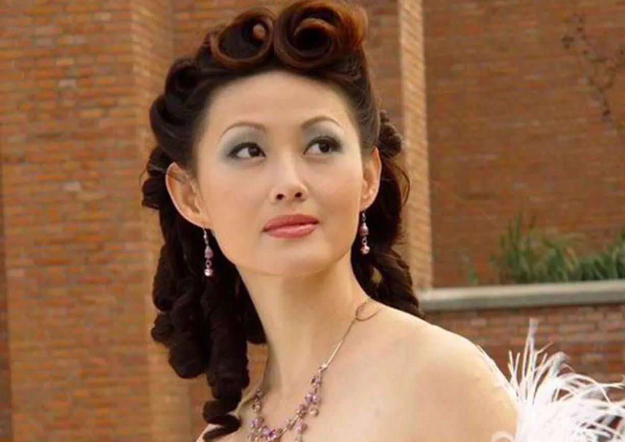 1998年,她参演电视剧《水浒传》饰演潘金莲一角,一夜成名.