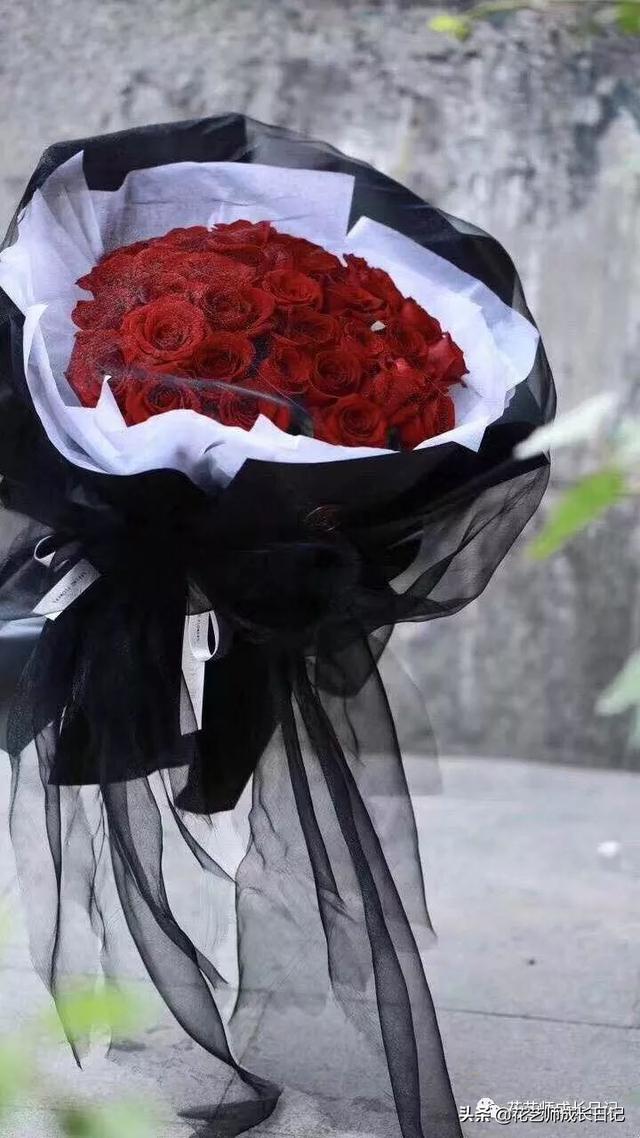 玫瑰花的寓意和花语，香槟色玫瑰（香槟色玫瑰代表什么）