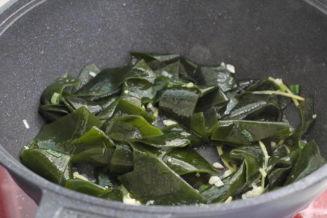 如何做豆腐炖海带汤好吃，如何做豆腐炖海带汤好吃窍门（天冷了早上来碗海带豆腐汤）