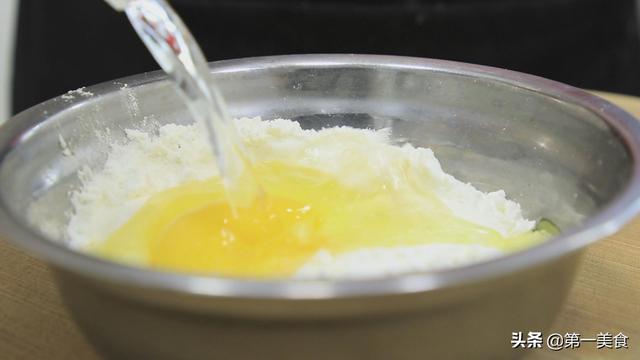 泥鳅怎么做好吃，豆腐烧泥鳅怎么做好吃（补虚养胃一点土腥味都没有）