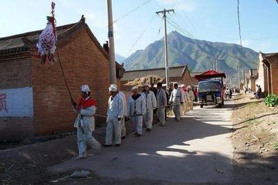 土葬多久会腐烂，土葬棺材里尸骨多少年腐烂（土葬的人从肉体变成白骨的时间大约是多久）