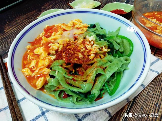 菠菜面的家常做法，教你在家做陕西特色面食菠菜面