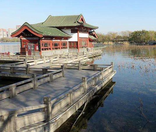 大明湖在哪里，大明湖在哪里个城市哪个区（宋朝时曾被称为西湖）