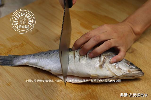 生焖鲈鱼的做法，蒜香焖鲈鱼最正宗的做法（十元钱买条鲈鱼）