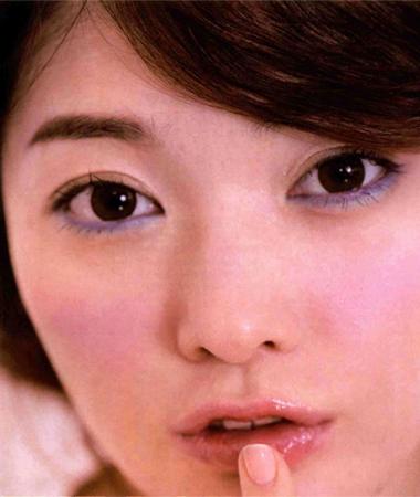 下眼线怎么画，下眼线怎么画显眼睛大（使用蓝色画下眼线）