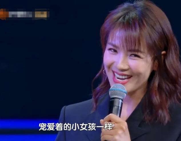 58岁张凯丽因年老落泪，不愿被叫奶奶？嫁二婚老公被宠成小姑娘