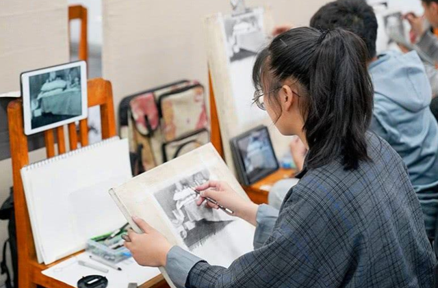 学士服里面穿什么衣服好看，让学士服穿得好看（美院“四大顶流”学士服PK）