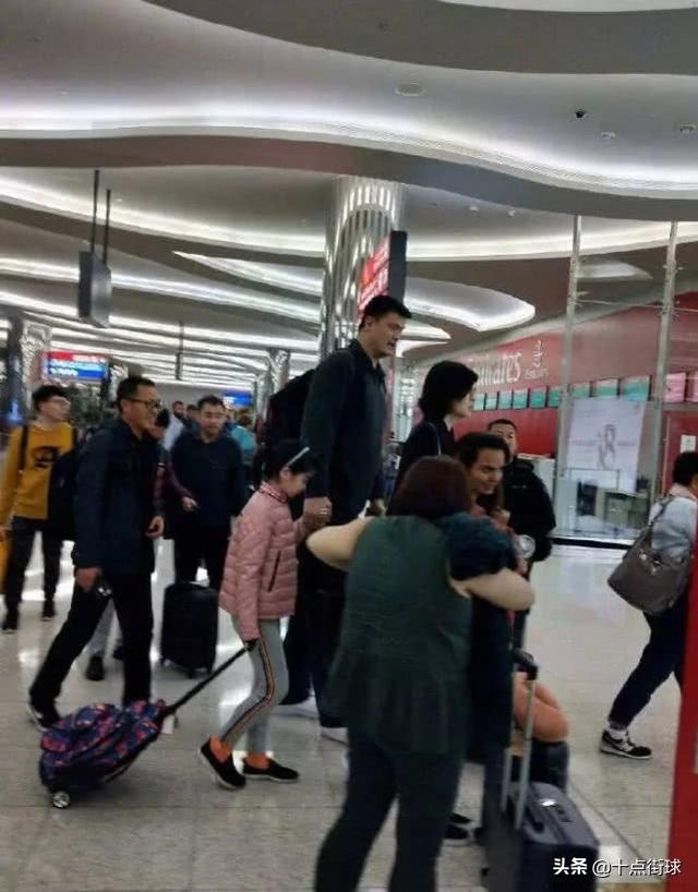 姚明个人资料简介，易建联个人资料简介（爷爷2米03）