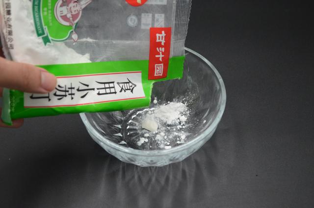 怎么刷鞋子干净又白，白鞋子怎么刷的干净（白鞋脏了别用水擦）