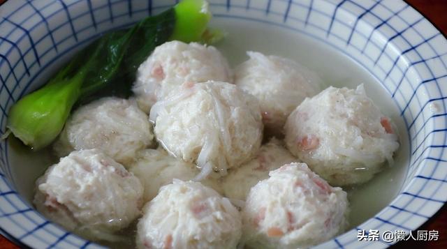 水煮丸子的做法猪肉丸子，丸子汤怎么做好吃又简单（鸡脯肉做丸子吃着太柴）