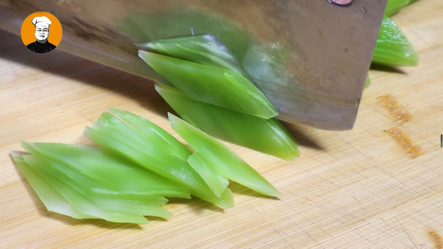 莴笋怎么炒好吃，莴笋怎么炒才好吃（炒莴笋很多人都做错了）