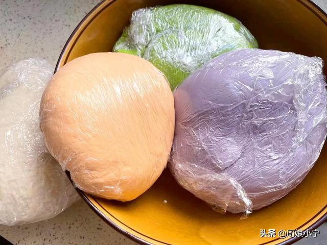 彩色饺子皮怎么做，彩色饺子皮怎么做不变色窍门（冬至教你做彩色饺子）