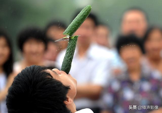 扑克牌飞行魔术揭秘，扑克牌魔术揭秘（扑克牌飞起来切断黄瓜）