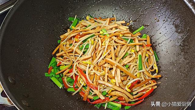 黄豆芽炒多久能熟，黄豆芽炒几分钟能熟（香干炒豆芽这道菜这么做）