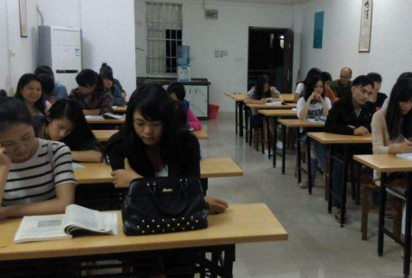 函授和业余的区别，函授和业余的区别是什么（成人高考：函授和业余有啥区别）