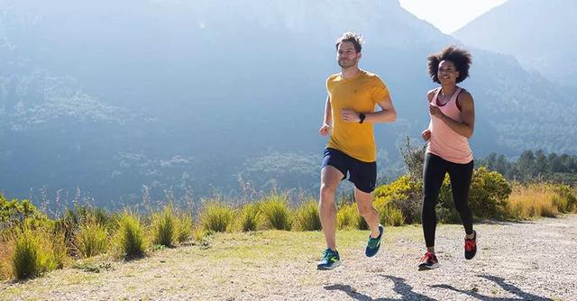 如何跑步不伤膝盖，如何正确跑步不伤膝盖（做好这7点，从此远离膝盖伤痛）