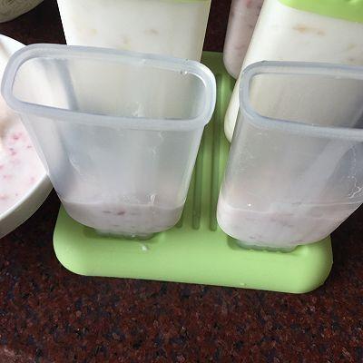 三色水果酸奶棒冰，樱桃酸奶冰淇淋（三色果酱酸奶冰棒）