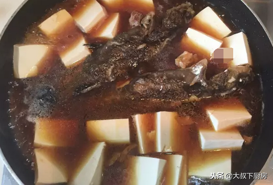 昂刺鱼炖豆腐的配方，大叔家的下饭菜：昂刺鱼炖豆腐
