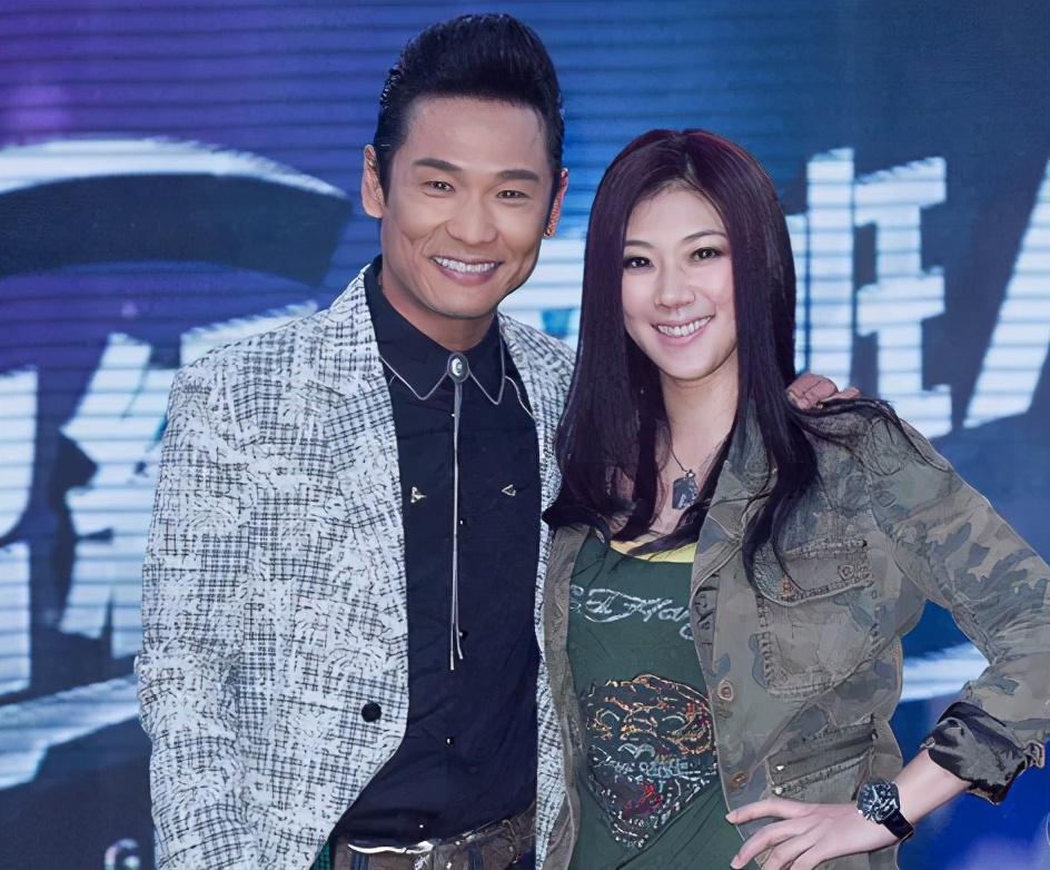 杜德伟在婚礼上还请来了一众前女友,吴君如等人都有参加,"情侣分了手