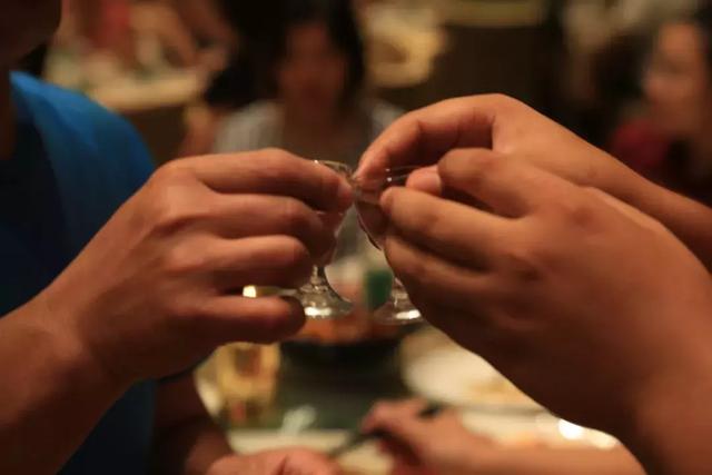  僧面佛面还有什么面，喝酒的人都应该知道酒场不过三碗面 