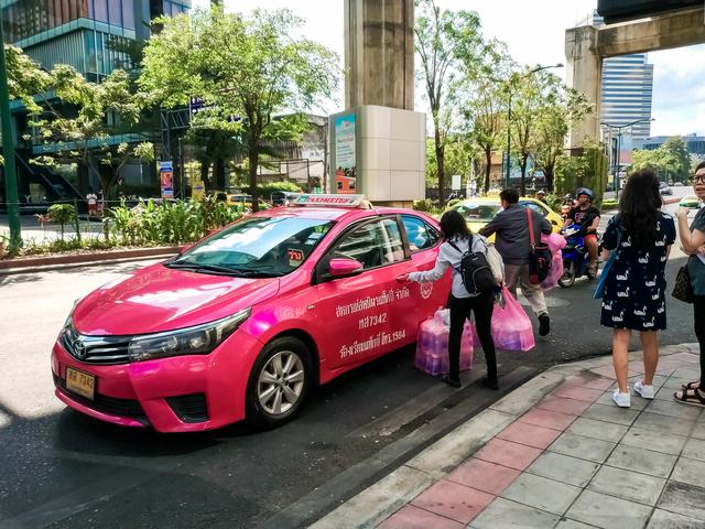 曼谷红色车牌什么意思，泰国红牌车是什么意思（泰国出租车为何有那么多种颜色）