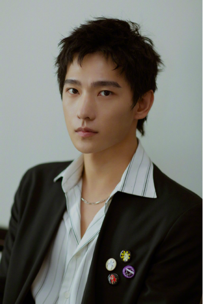 蒙奇奇项链真假如何鉴别，蒙奇奇项链正版多少钱一个（穿睡衣风衬衫矜贵成公子哥）