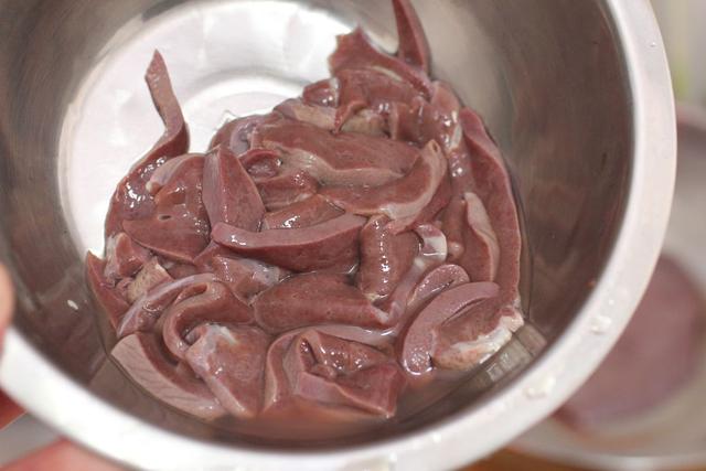 炒肝怎么做，生炒猪肝的做法（但其实一碗黏糊糊的炒肝就用了10多种配料）