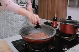 在家炒糖醋虾怎么做，炒糖醋虾仁的做法窍门（厨师长教你做“糖醋虾”正宗做法）