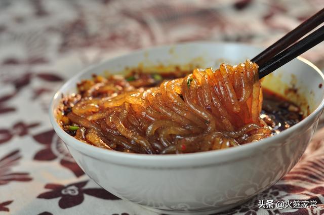 酸辣粉粉丝的家常做法，用最简单的材料做一碗香喷喷的酸辣粉