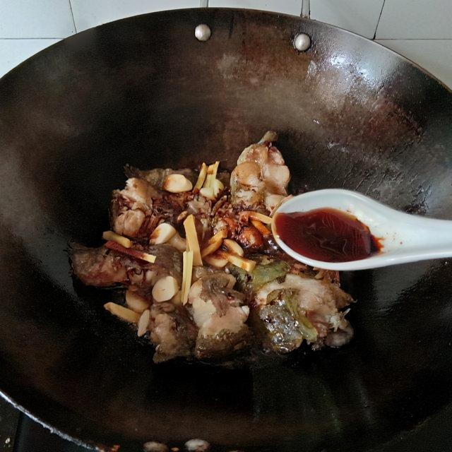 红烧鲶鱼的做法，红烧鲶鱼怎么做（红烧鲶鱼，肉质鲜嫩，鲜香入味）