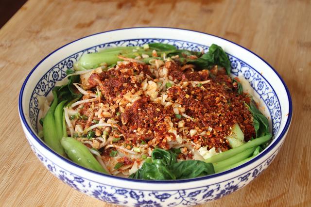 宽面条怎么做好吃，夫妻俩吃了一大盆