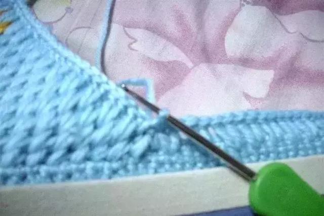 怎么钩毛线拖鞋，学钩毛线拖鞋视频教程（钩针编织的蝴蝶图案的棉拖鞋）