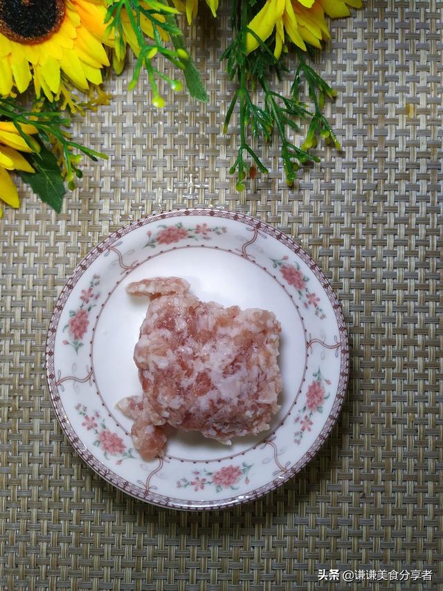 怎样做美味的白菜粉条炒肉末，白菜猪肉炒粉条怎么做（白菜粉条炒肉末就上桌了）