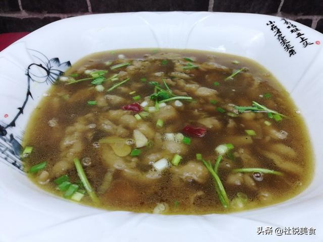 酸辣鱼汤的做法，酸辣鱼汤的家常做法（酸辣爽口的秘密全在这碗小鱼汤里）