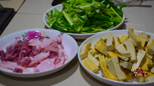 豆腐干怎么做才好吃简单做法，加上1块五花肉这样做