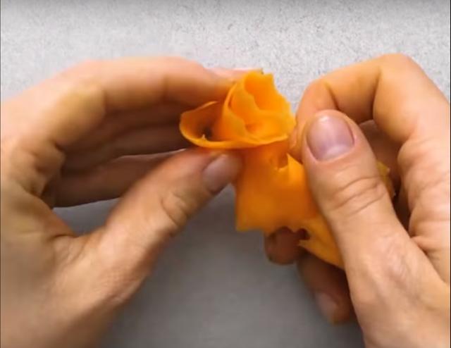 胡萝卜制作简单而又漂亮的花，动动手就能轻易完成