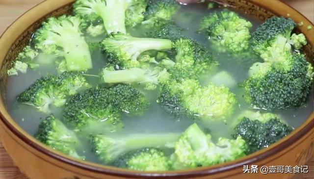 炒西兰花的家常做法，清炒西兰花怎么做好吃（西兰花怎么炒才好吃）