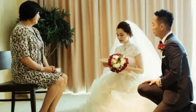 林心如霍建华婚礼现场曝光，霍建华一脸幸福，四目相对甜度满分