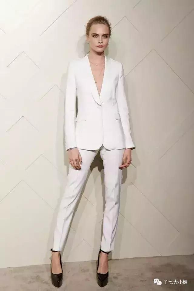 粗跟低帮高跟鞋怎么搭配裤子，气场超强的时髦组合