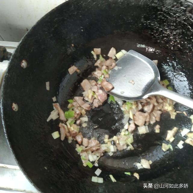猪肉土豆面哨子的做法，猪肉哨子面的家常做法（荞面圪团儿配猪肉臊子）