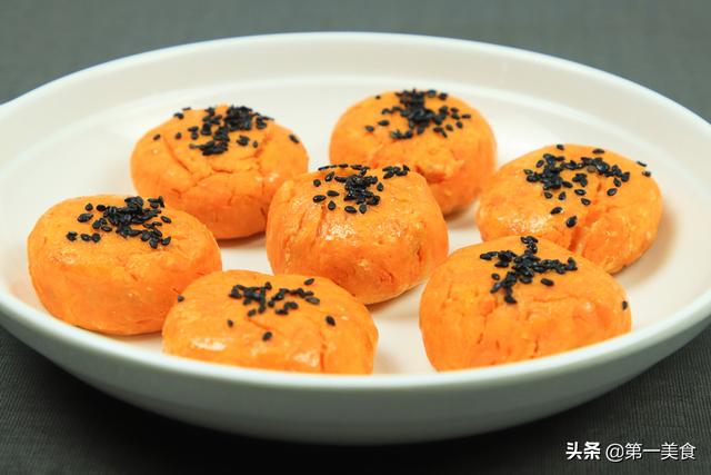 红薯饼的家常做法，做红薯饼的方法简单又好吃（红薯饼怎样做才能软糯可口香甜拉丝）