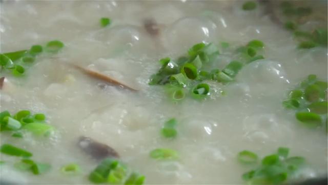 香菇瘦肉粥怎么做，如何用电饭煲做香菇瘦肉粥（煮一份家庭版香菇瘦肉粥）